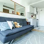 Melbourne Cbd Fully Furnished 2 Bedroom Apartment With Balcony